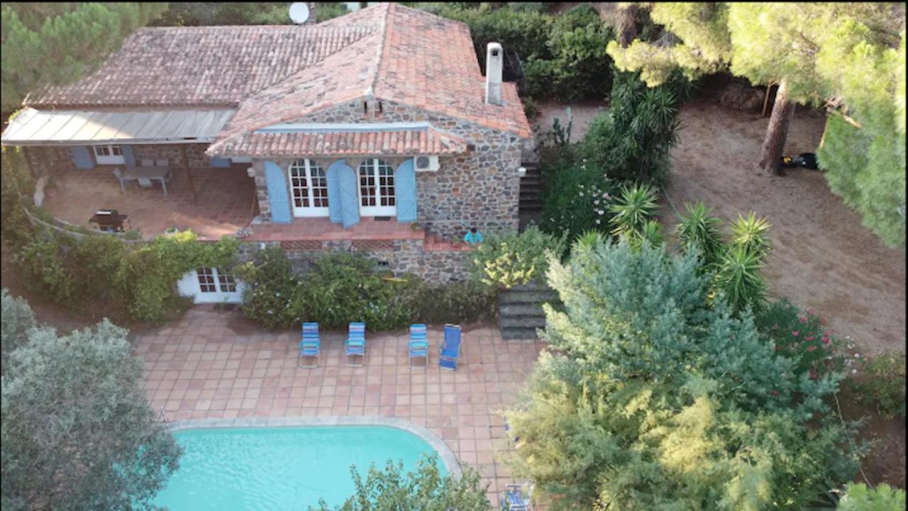 Golfe De St Tropez Mas Provencal Bord De Patio Et Piscine Вилла
